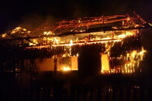 FOTO Tragedie! Un bărbat a murit după ce locuinţa i-a luat foc