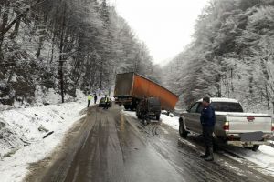 Un autotren a derapat pe DN 17 C la Romuli. Se circulă alternativ pe o bandă