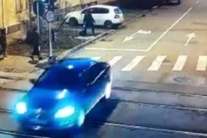 Timişoara murdară! Doi indivizi surprinşi de camere video că aruncă gunoaie pe străzi, amendaţi cu câte 6.000 de lei