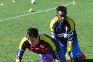 Un micuţ camerunez se antrenează alături de „lupi”