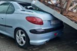 NEWS ALERT. Trei maşini avariate după ce vântul a smuls acoperişul unui service auto din Caransebeş