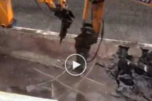 O zi grea la muncă: doi operatori de excavator cu picamer au fost filmaţi în timp ce jucau „X şi 0