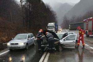 FOTO: Încă un accident pe Valea Oltului – O maşină s-a izbit de un parapet din beton la Brezoi
