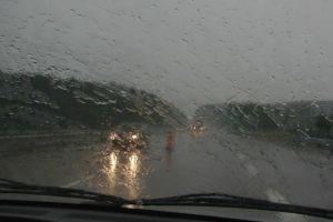 Circulaţi cu prudenţă! Recomandările Poliţiei pe timp de ploaie