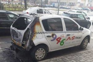 FOTO: Maşină a unei firme de taxi, INCENDIATĂ în Alba Iulia. Anchetă a poliţiei în desfăşurare