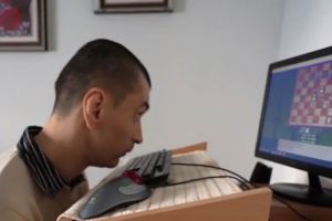 FOTO Lecţia de viaţă oferită de Marius, un tânăr din Botoşani care a scris trei cărţi cu nasul