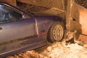 A aţipit la volan şi s-a oprit cu maşina într-un gard de pe raza oraşului Bălan