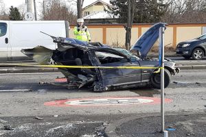 FOTO. Accident grav pe DN1. BMW rupt în două după ce s-a izbit de un Range Rover