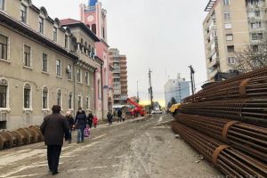 Accesul interzis! Lucrările la pasajul din Bulevardul Magheru obligă orădenii să circule cu copiii printre utilaje (FOTO)