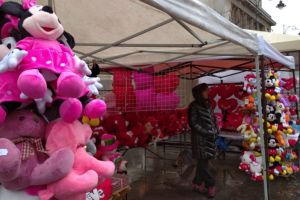 FOTO: Ce vând comercianţii de pe Bălcescu de Ziua Îndrăgostiţilor – Ursuleţi de pluş şi mult kitsch