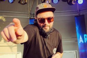 Dj K-lu aşteaptă îndrăgostiţii la o seară de muzică funk