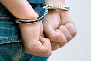 Arest preventiv pentru un tânăr care a dat foc mai multor bunuri în casa unor cunoştinţe, în Timiş