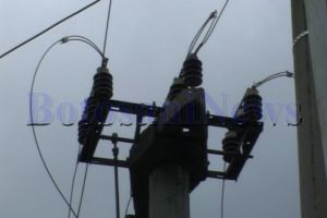Peste 6000 de botoşăneni au rămas fără curent electric, după vântul puternic de marţi seară