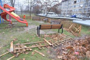 Parc vandalizat pe strada Italiană din Oradea (FOTO)