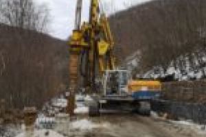 După 6 ani, primarul din Gârnic vrea să pună ultima lopată de asfalt  pe un drum comunal de 10 kilometri