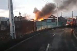 VIDEO FOTO Incendiu în cartierul Țiglari – Arde o anexă gospodărească
