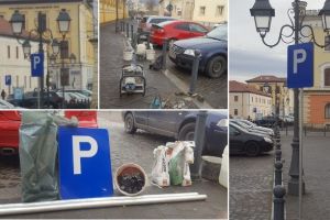 FOTO. Se montează indicatoarele pentru parcările cu plată din Cetatea Alba Carolina, urmând ca de luna viitoare să fie aplicată procedura de taxare