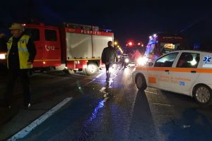 FOTO. Accident grav spre aeroport. Traficul este blocat. Femei însărcinată încarcerată!