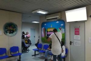 MENȚINUT ÎN VIAȚĂ DE APARATE!