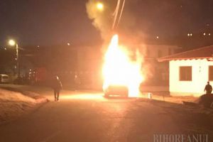 A ars ca o torţă! O maşină a luat foc în mers pe strada Făcliei din Oradea (FOTO / VIDEO)