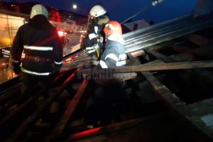 Vântul puternic de marţi a lăsat mii de locuinţe din judeţ fără curent electric