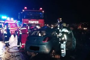 Accident in judetul Mures. Imagini rar vazute pe sosele. Un Ford Ka dezintegrat de un tir cu lemne. Soferul a murit pe loc  