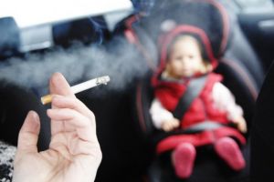 Legea antifumat se înăspreşte: Interzicea fumatului în maşină, în prezenţa copiilor şi a femeilor însărciante, printre amendamentele nou adoptate