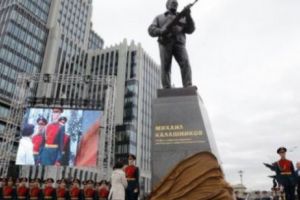 Ruşii au modificat statuia lui Kalaşnikov la câteva zile după dezvelire. Motivul este incredibil!