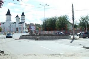 Construit, demolat, refăcut. Sensul giratoriu de la fostul Trident, „tichia de mărgăritar” a Devei