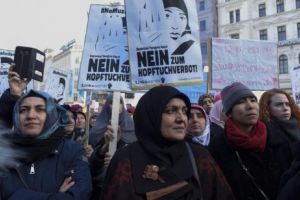 Austria introduce de la 1 octombrie interdicţia de a purta vălul islamic în public 