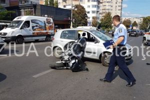 Constanta. Accident rutier grav pe strada Soveja. Motociclist aproape intrat pe geamul unui Hyunday. Vehiculele implicate sunt de Tulcea. O victima