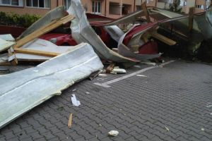 Cum şi-a găsit maşina o familie din Bistriţa după ce acoperişul unui bloc a căzut peste ea (FOTO)