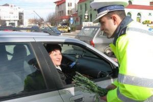 Poliţiştii din Braşov oferă, astăzi, flori şoferiţelor