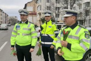 POLIŢIŞTII ARGEŞENI AU OFERIT FLORI DE ZIUA FEMEII