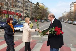 De 8 Martie, primarul Victor Drăguşin a oferit flori doamnelor şi domnişoarelor din Alexandria