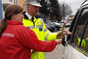 POLIŢIŞTII LOCALI AU DĂRUIT FLORI DE 8 MARTIE