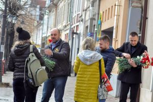 Deputatul Ionuţ Simionca a împărţit flori de Ziua Femeii (FOTO)