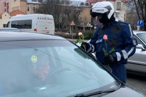 Poliţiştii rutieri au oferit flori de 8 Martie