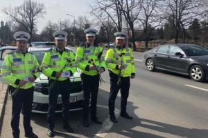 FOTO: Poliţiştii “au amendat” doamnele şi domnişoarele din trafic… cu flori