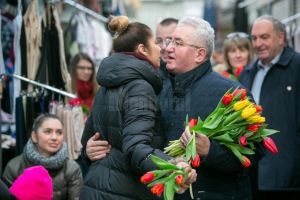 Primarul Ion Lungu a împărţit mii de flori sucevencelor, de 8 Martie