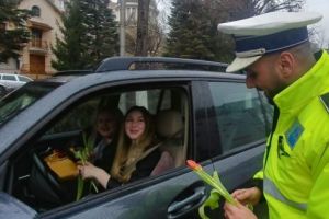 FOTO: Flori şi zâmbete împărţite de poliţiştii mureşeni