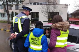 Poliţişti au împărţit flori şi mărţişoare împreună cu copii voluntari
