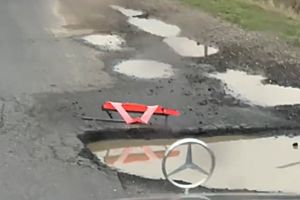 VIDEO. Groapă uriaşă la Apateu! Un şofer şi-a lăsat triunghiul reflectorizant pentru a semnaliza