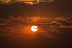 Prognoza meteo pentru următoarele trei zile. Vremea se încălzeşte începând de miercuri