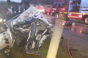 UPDATE FOTO| ACCIDENT rutier MORTAL pe DJ 107 F, la Războieni: 1 persoană a DECEDAT şi 2 sunt RĂNITE, după coliziunea a două maşini