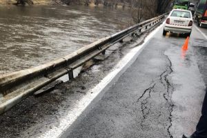 Ministrul Transportului, în inspecţie duminică, pe Valea Oltului – „Nu ne putem juca cu vieţile oamenilor”