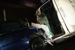 Un camion şi un autoturism implicate într-un accident la Mijlocenii Bârgăului (FOTO)