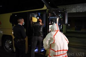Arafat: Pasagerii unui autocar venit din Italia, opriţi în carantină în Bihor, după ce un călător a făcut febră şi va fi testat pentru coronavirus (VIDEO)