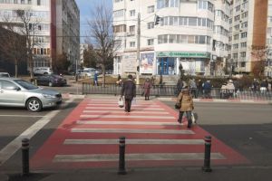 Riscurile la care se expun pietonii. Exista semafor de un an, dar pietonii trec pe rosu sa mearga la piata in Tomis III