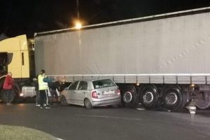 FOTO: Maşină la un pas să fie strivită de un tir, la Târgu-Mureş!